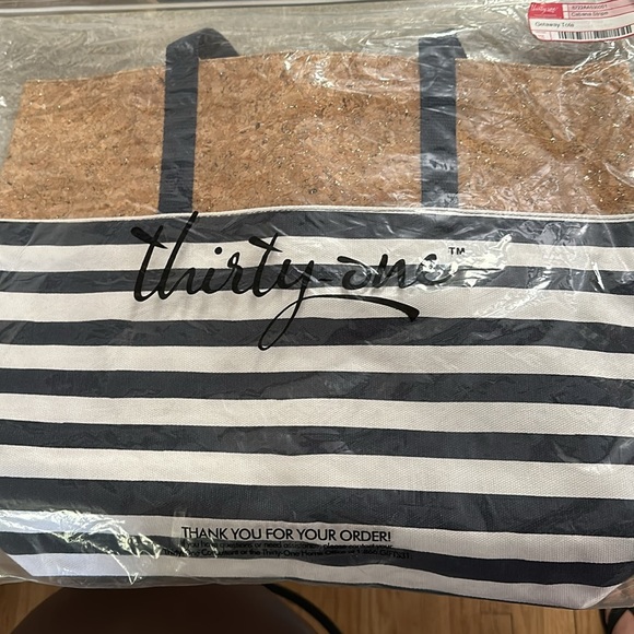 NWT- thirty one getaway tote in cabana stripe. - Picture 4 of 5